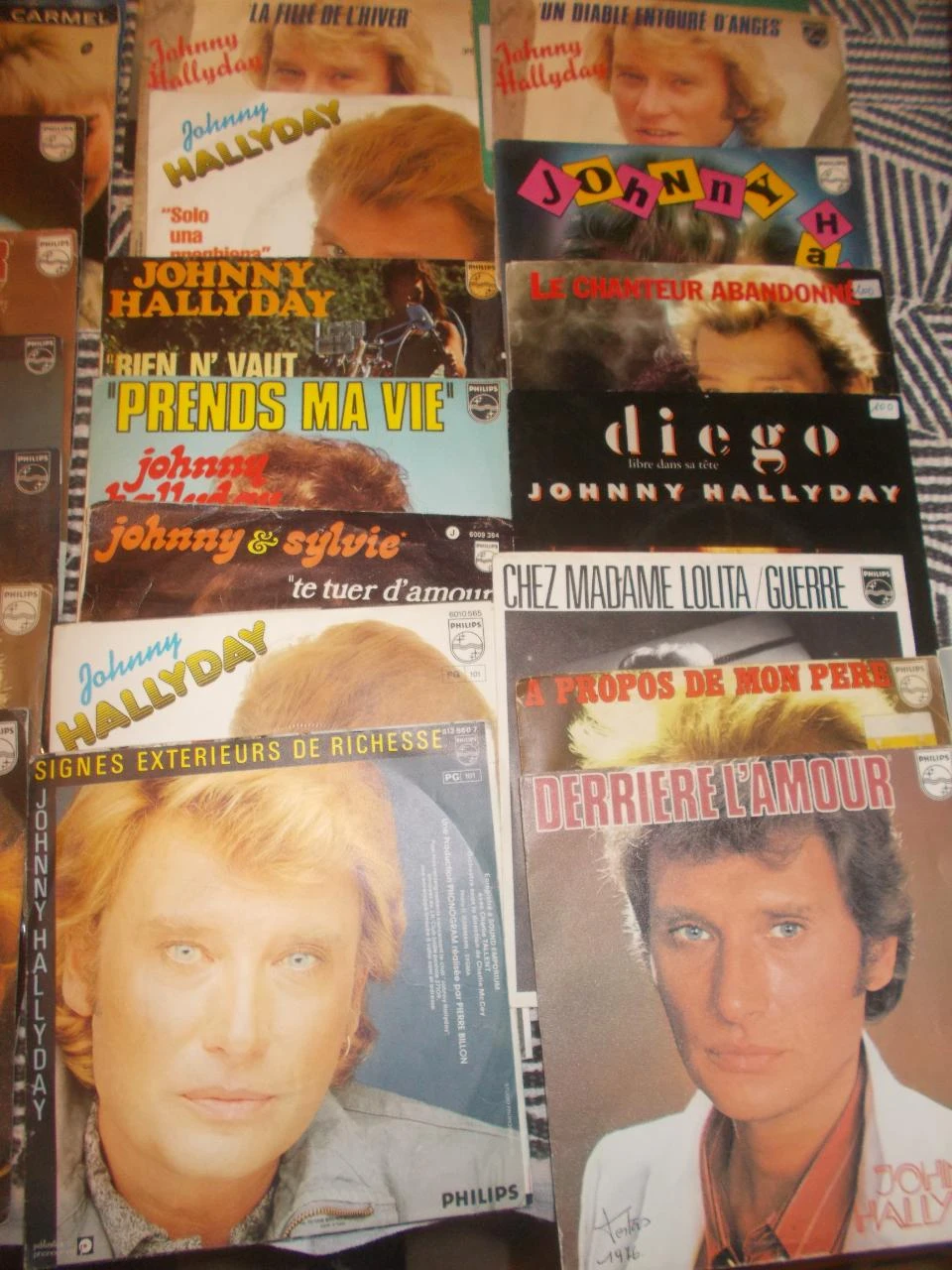 Magnífico lote de 60 discos de vinilo de 45 rpm (sencillos / EP) de Johnny Hallyday. – photo 7